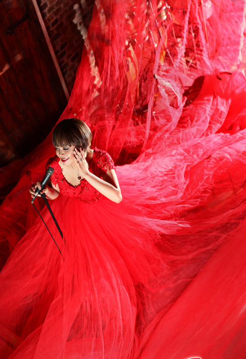 Cũng trong cuộc thi này, Xuân Nghi xuất hiện với chiếc váy đỏ với độ dài không kém.